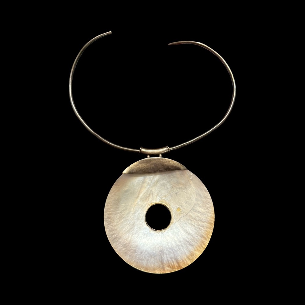 Elegant Antique Silver and Shell Pendant Necklace - Picture 2 of 3